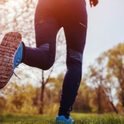 Chạy bộ đâm vào một đàn ruồi, về nhà người phụ nữ bị ký sinh trùng làm tổ trong mắt